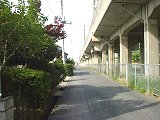 新幹線の高架下道